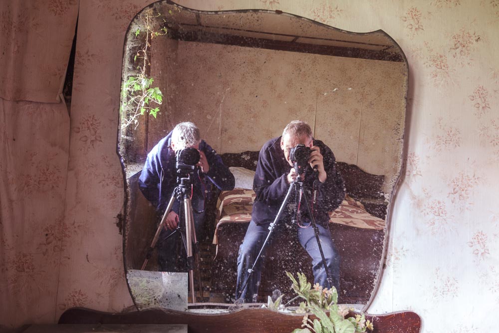selfie van fotografen in de slaapkamer van de urbex locatie
            ferme tapioca, met gebruik van een verzakte spiegel